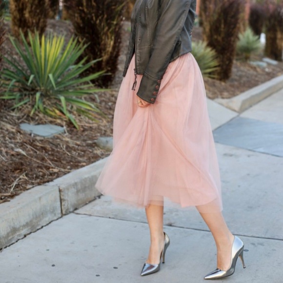 H&M Dresses & Skirts - H&M Blush Pink Tulle Midi Skirt Elastic Waist Sz 8